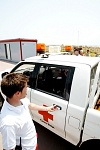 Cotxe i m&ograve;dul de la Creu Roja al passeig mar&iacute;tim de Gav&agrave; Mar
